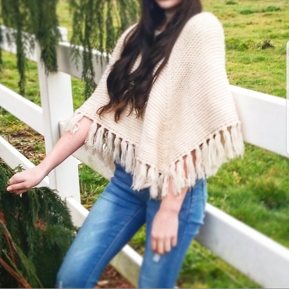 Cream colored Poncho!!💗
